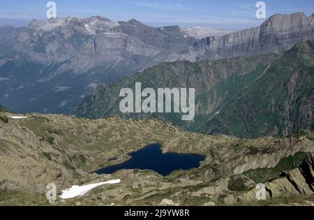 Lac du Brevent mit Savoy Alps und Rogers des Fiz von der GR 5 Tour du Mont-Blanc von Brévent nach Bel Lachat, Chamonix-Mont-Blanc, Frankreich, 1990 Stockfoto