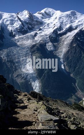 Auf der GR 5 Tour du Mont-Blanc von Brévent nach Bel Lachat.Blick auf den Mont Blanc und den Bossons-Gletscher. Chamonix-Mont-Blanc, Frankreich, 1990 Stockfoto