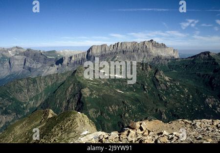 Les Rochers des Fiz in den Nordsavoyischen Alpen vom Höhenweg zur Hütte Bel-Lachat. Le Brévènt, Chamonix-Mont-Blanc, Frankreich, 1990 Stockfoto