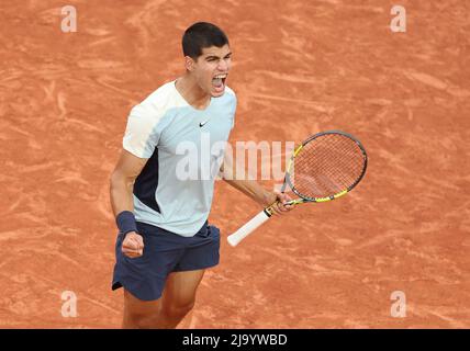 Paris, Frankreich. 25.. Mai 2022. Carlos Alcaraz aus Spanien während des 4. Tages der French Open 2022, einem Grand-Slam-Tennisturnier am 25. Mai 2022 im Roland-Garros-Stadion in Paris, Frankreich - Foto Jean Catuffe/DPPI Credit: DPPI Media/Alamy Live News Stockfoto