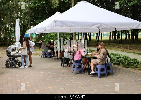 Nicht exklusiv: IVANO-FRANKIVSK, UKRAINE - 25. MAI 2022 - Kunden übernachten im Restaurant Inshi.Park, das vom ukrainischen Küchenchef Ievgen Klopoten geführt wird Stockfoto