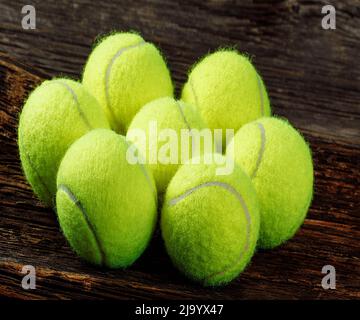 Gelbe Tennisbälle auf Holzhintergrund, Sport- und Wettkampfkonzept Stockfoto