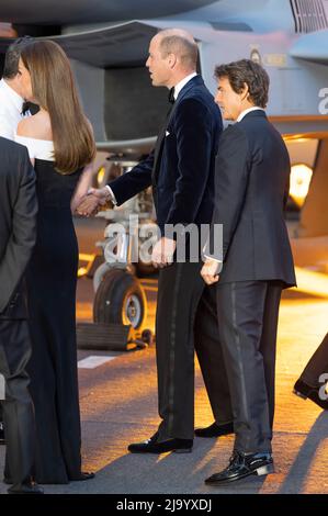 Prinz William, Duke of Cambridge, Catherine, Duchess of Cambridge und Tom Cruise besuchen die Royal Film Performance „Top Gun: Maverick“ am Leicester Squar Stockfoto