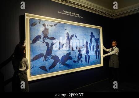 London, 26. Mai 2022. Yves Klein Anthropométrie de l’époque bleue.(ANT 124, 1960 wurde zum ersten Mal als wichtigster Höhepunkt von Christie's 20./21. Century London Evening Sale, Estimate in der Region von £28.000.000, angeboten. Der Verkauf findet am 28. Juni statt. Kredit. amer Ghazzal/Alamy Live Nachrichten Stockfoto