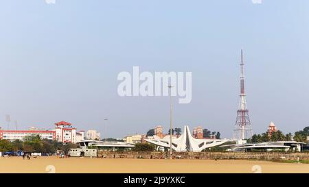 INDIEN, TAMILNADU, CHENNAI, März 2022, Menschen im Dr. MGR Memorial Complex, MGR war ehemaliger Chief Minister von Tamil Nadu, Blick vom Marina Beach Stockfoto