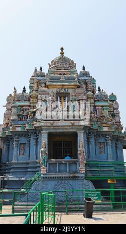 Blick auf den Shri Ashtalakshmi Tempel, der den acht Formen der Göttin Lakshmi gewidmet ist, an den Küstenlinien in der Nähe des Elliot's Beach, in Chennai, Tamilnadu, Ind Stockfoto