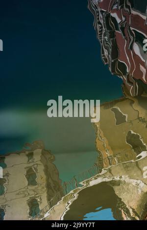Spiegelung der venezianischen Brücke und Gebäude Stockfoto