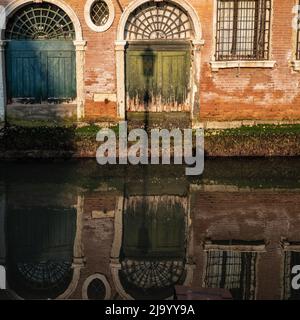 Spiegelung eines alten Gebäudes in Venedig, Italien Stockfoto