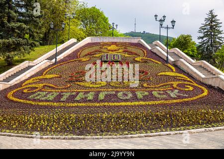 Pyatigorsk, Russland - 10. Mai 2022: Großer schöner Blumenkalender im Park von Pyatigorsk Stockfoto