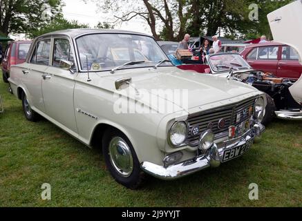 Dreiviertel Vorderansicht eines beigen, 1963, Vauxhall Victor, ausgestellt auf der Wickhambreaux Classic Car Show, 2022 Stockfoto