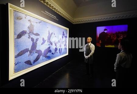 Yves Kleins Anthropometrie De L'Epoque Bleue (ANT 124), die 1960 entstand, wird während einer Fotoserie in Christie's, im Zentrum von London, ausgestellt, bevor sie zum ersten Mal in der Auktion von Christie's 20./21. Century angeboten wird. Bilddatum: Donnerstag, 26. Mai 2022. Stockfoto