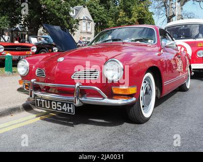 Volkswagen Typ 14, Karmann Ghia Coupé, in rot, mit weißen Wandreifen und einem 1,6lt-Motor, Baujahr 1970. Heller, sonniger Tag. Stockfoto