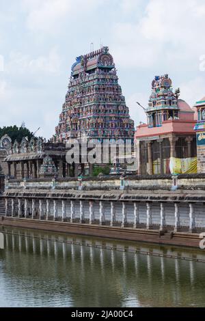 Blick auf Nord-Gopuram des Nataraja-Tempels und des Wassertanks, Chidambaram. Tamilnadu, Indien Stockfoto