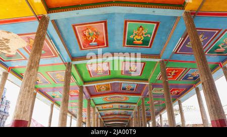 Gemälde von Lord Shiva in verschiedenen Formen an der Decke von Mandapam im Nataraja Tempel, Chidambaram, Tamilnadu, Indien Stockfoto