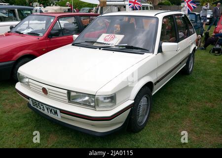 Dreiviertel-Vorderansicht eines White, 1985, MG Maestro 2,0L EFI, ausgestellt auf der Wickhambreaux Classic Car Show, 2022 Stockfoto