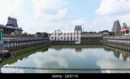 Ansicht von drei Gopurams des Nataraja-Tempels und des Shivgangai Teertham-Wassertanks, Chidambaram, Tamilnadu, Indien Stockfoto