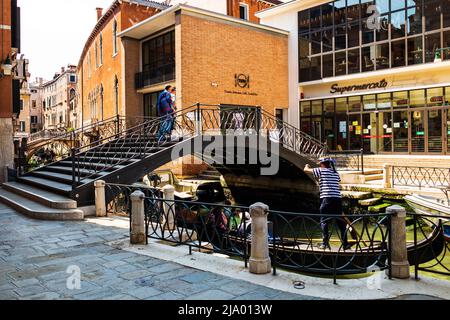 Alt und neu. Supermarkt in San Marco, Venedig Stockfoto
