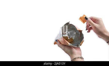 Frau Hand hält Kartoffelchips mit Snack-Tasche isoliert auf weißem Hintergrund. Stockfoto