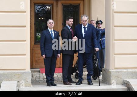 Lany, Tschechische Republik. 26.. Mai 2022. Der tschechische Präsident Milos Zeman, rechts, trifft seinen Schweizer Amtskollegen Ignazio Cassis, links, in Lany, Tschechische Republik, Mai 26, 2022. Kredit: Katerina Sulova/CTK Photo/Alamy Live News Stockfoto