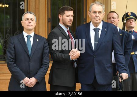 Lany, Tschechische Republik. 26.. Mai 2022. Der tschechische Präsident Milos Zeman, rechts, trifft seinen Schweizer Amtskollegen Ignazio Cassis, links, in Lany, Tschechische Republik, Mai 26, 2022. Kredit: Katerina Sulova/CTK Photo/Alamy Live News Stockfoto