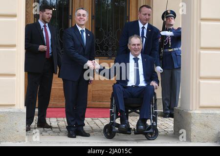 Lany, Tschechische Republik. 26.. Mai 2022. Der tschechische Präsident Milos Zeman, rechts, trifft seinen Schweizer Amtskollegen Ignazio Cassis, Mitte, in Lany, Tschechische Republik, Mai 26, 2022. Kredit: Katerina Sulova/CTK Photo/Alamy Live News Stockfoto