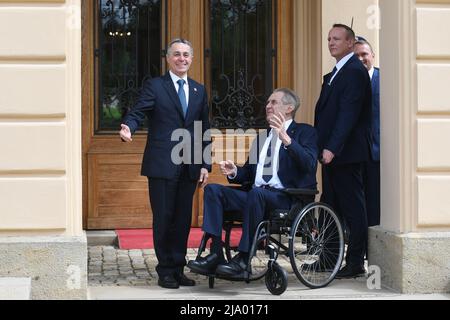 Lany, Tschechische Republik. 26.. Mai 2022. Der tschechische Präsident Milos Zeman, rechts, trifft seinen Schweizer Amtskollegen Ignazio Cassis, links, in Lany, Tschechische Republik, Mai 26, 2022. Kredit: Katerina Sulova/CTK Photo/Alamy Live News Stockfoto