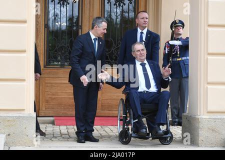 Lany, Tschechische Republik. 26.. Mai 2022. Der tschechische Präsident Milos Zeman, rechts, trifft seinen Schweizer Amtskollegen Ignazio Cassis, links, in Lany, Tschechische Republik, Mai 26, 2022. Kredit: Katerina Sulova/CTK Photo/Alamy Live News Stockfoto