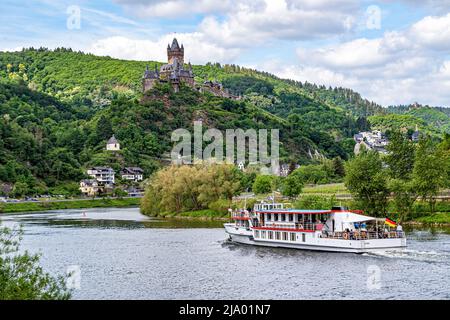 Cochem, Rheinland-Pfalz, Deutschland - 21. Mai 2022: Die Reichsburg Cochem auf einem Hügel über der Mosel. Stockfoto