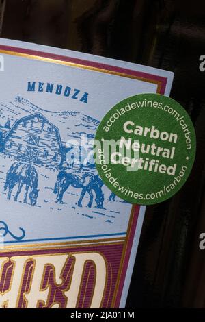 Kohlenstoffneutraler zertifizierter Aufkleber auf der Flasche des Rotweinprodukts Mendoza Malbec von Argentinien Argentinier, der im Vereinigten Königreich verkauft wird Stockfoto