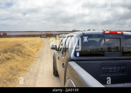 Die Einzäunung der US-mexikanischen Grenze in Otay Mesa, San Diego, Kalifornien, unterstreicht die anhaltende Kontroverse um die Einwanderung. Stockfoto