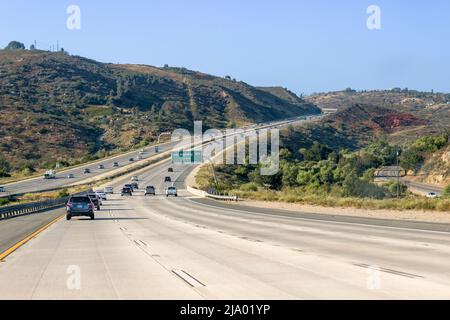 Leichter Verkehr auf der I-15 North in der Nähe der Lilac Bridge in Escondido, CA USA Stockfoto