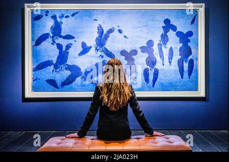 London, Großbritannien. 26.. Mai 2022. Yves Keins Anthropometrie de L'Epoque Bleu (Ant 124), ist in der Region von £24m in Christie's, London, zu sehen. Es wird am 28.. Juni beim 20./21.-Jahrhundert-Abendverkauf verkauft. Kredit: Guy Bell/Alamy Live Nachrichten Stockfoto