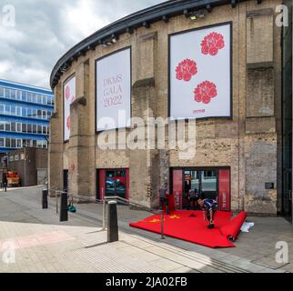 Ein roter Teppich wird zur Vorbereitung der Stars und VIPs gelegt, die im Roundhouse Theatre zur DKMS Gala eintreffen. Stockfoto