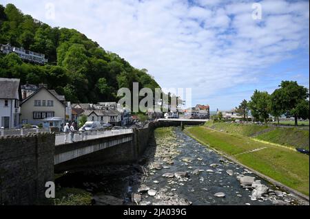 20. Mai 2022: Lynmouth, Devon, England, Großbritannien - Ein Blick auf den Fluss Lyn und den Mars Hill an einem sonnigen Tag. Küstendorf Lynmouth in Devon im Norden Stockfoto