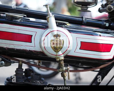 Nahaufnahme des Emblems auf der Kraftstofftank-Handpumpe eines 1922 Imperial Rover Motorrads mit einem 548cc-Motor. Stockfoto