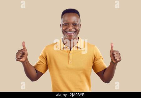 Lächelnder afroamerikanischer Mann zeigt Daumen nach oben Stockfoto