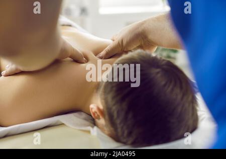 Nahaufnahme der männlichen Masseur Hände tun Akupunktur gesunde osteopathische Körpermassage zu jungen Mann. Stockfoto