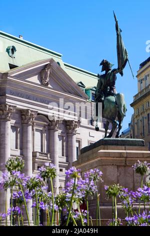 Die Statue von General Manuel Belgrano mit der National Argentine Bank im Hintergrund, Plaza de Mayo, Buenos Aires, Argentinien. Stockfoto