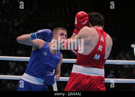 Jerewan, Armenien, am 26. 2022. Mai, Hovhannes Bachkov (Rot) aus Armenien im Kampf gegen Joseph Tyers (Blau) aus England, Light Welterweight (60-63,5kg), Runde 16, EUBC Elite European Men’s Boxing Championships 2022, Hrach Khachatryan/ Alamy Live News Stockfoto