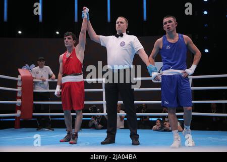 Jerewan, Armenien, am 26. 2022. Mai erklärte Hovhannes Bachkov (Rot) den Sieger gegen Joseph Tyers (Blau) aus England, Light Welterweight (60-63,5kg), Runde 16, EUBC Elite European Men’s Boxing Championships 2022, Hrach Khachatryan/ Alamy Live News Stockfoto