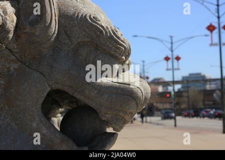 Wunderschöne und aufwendige Kunstwerke eines chinesischen Drachen in Chinatown. Stockfoto