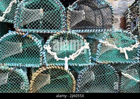 Fischfalle für Hummer und Krabben. Abstraktes Muster, Devon, Großbritannien. Blaue Hummer-Töpfe. Stockfoto