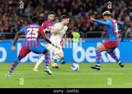 Sydney, Australien. 25.. Mai 2022. James O'Shea von den All Stars wird während des Spiels zwischen dem FC Barcelona und der A-League All Stars im Accor Stadium am 25. Mai 2022 in Sydney, Australien, von Spielern des FC Barcelona herausgefordert. Quelle: IOIO IMAGES/Alamy Live News Stockfoto