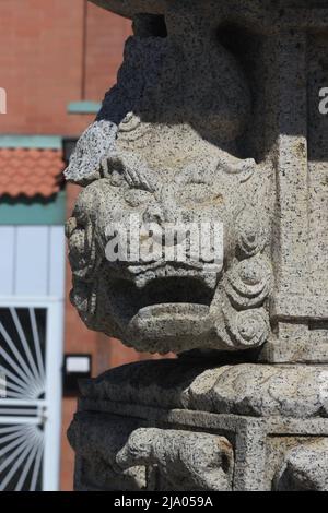 Wunderschöne und aufwendige Kunstwerke eines chinesischen Drachen in Chinatown. Stockfoto