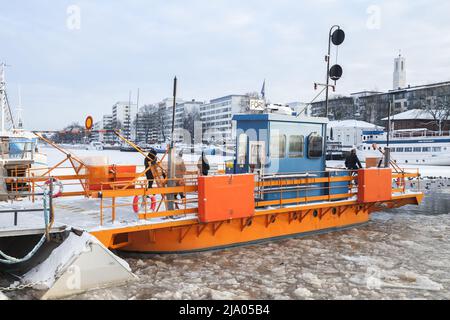 Turku, Finnland - 22. Januar 2016: Passagiere befinden sich auf dem kleinen Stadtboot Fori, einer leichten Verkehrsfähre, die den Aura-Fluss über einen Lauf bedient hat Stockfoto