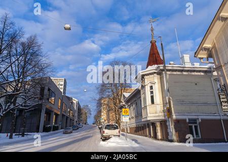 Turku, Finnland - 22. Januar 2016: Straßenansicht von Turku im Winter. Moderne und alte Wohnhäuser Stockfoto