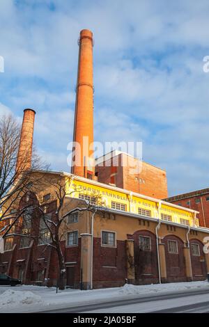 Turku, Finnland - 22. Januar 2016: Kraftwerk von Turku an einem sonnigen Wintertag, vertikales Foto Stockfoto