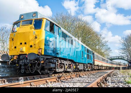 Eine imposante Tiefwinkelansicht einer britischen Diesellokomotive der Baureihe 31. Im Stanhope Bahnhof während der Weardale Railway Diesel Gala 2019. Stockfoto