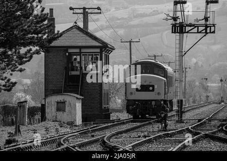 45149 Diesel-Lokomotive Nähert Sich Signalbox Stockfoto