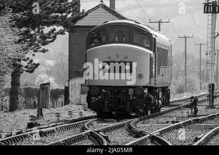 45149 Diesel Electric Locomotive Passing Signal Box Stockfoto